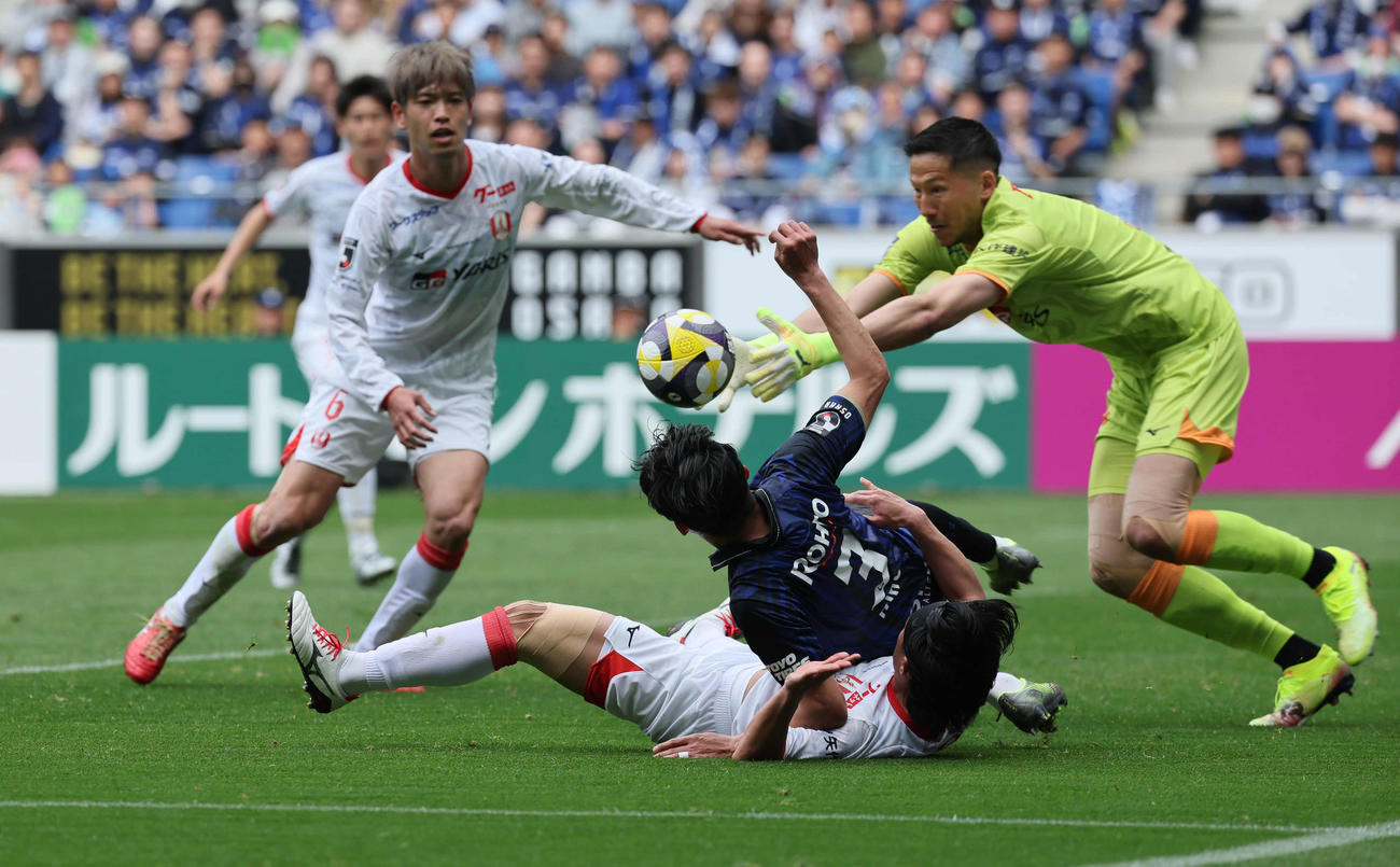 G大阪対名古屋　前半、ゴール前で激しい攻防戦をするG大阪半田陸と名古屋GKダニエル（撮影・宮崎幸一）