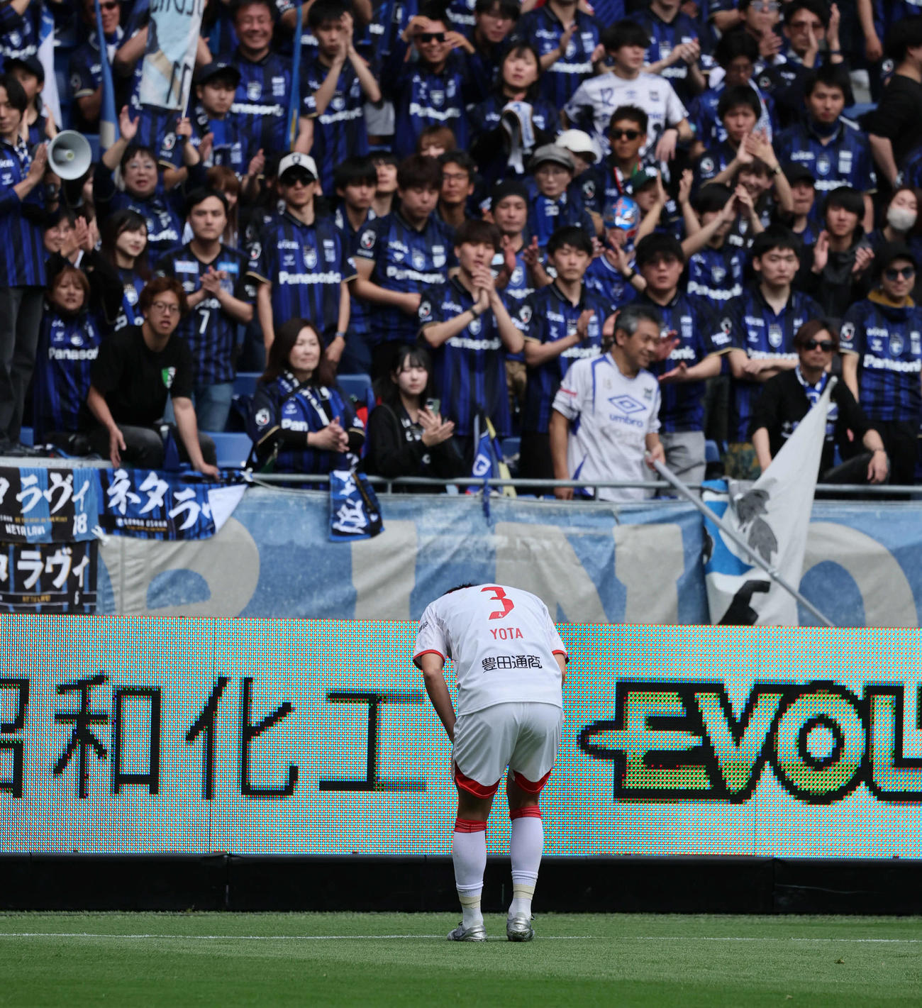 G大阪対名古屋　試合後、G大阪サポーターにあいさつする名古屋佐藤瑶大（撮影・宮崎幸一）