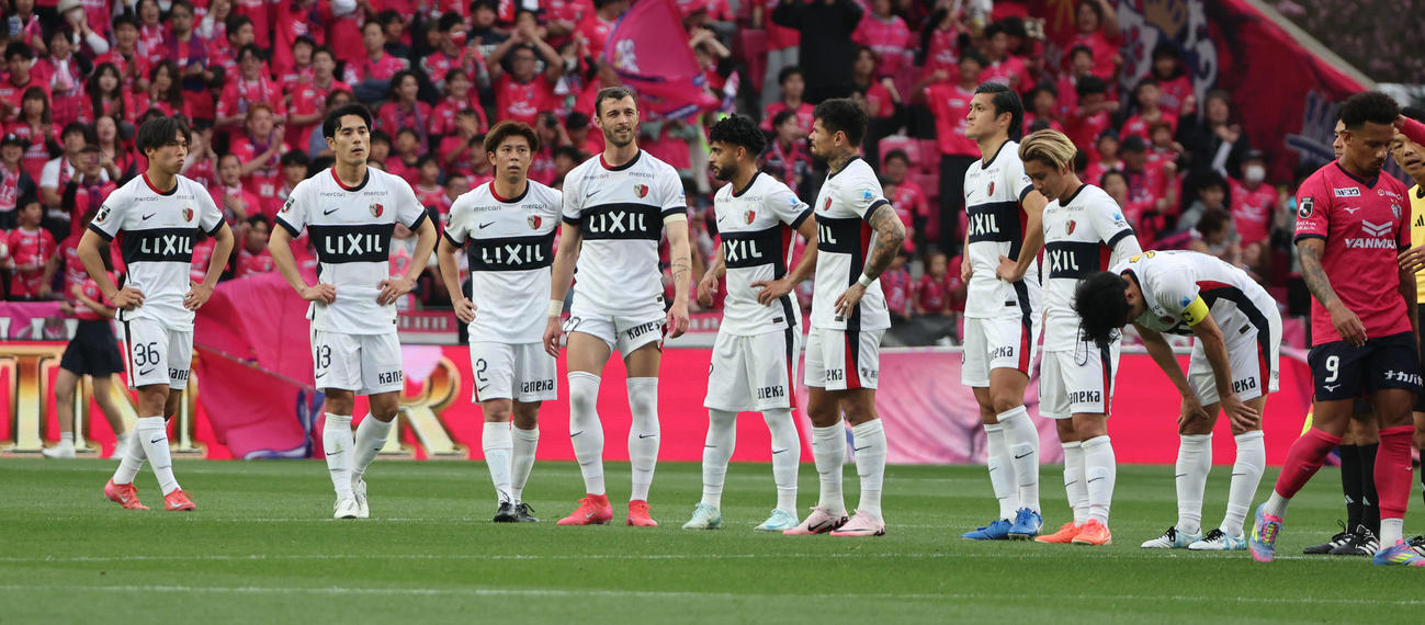 C大阪対鹿島　C大阪対鹿島　試合に敗れガックリの鹿島イレブン（撮影・西尾就之）