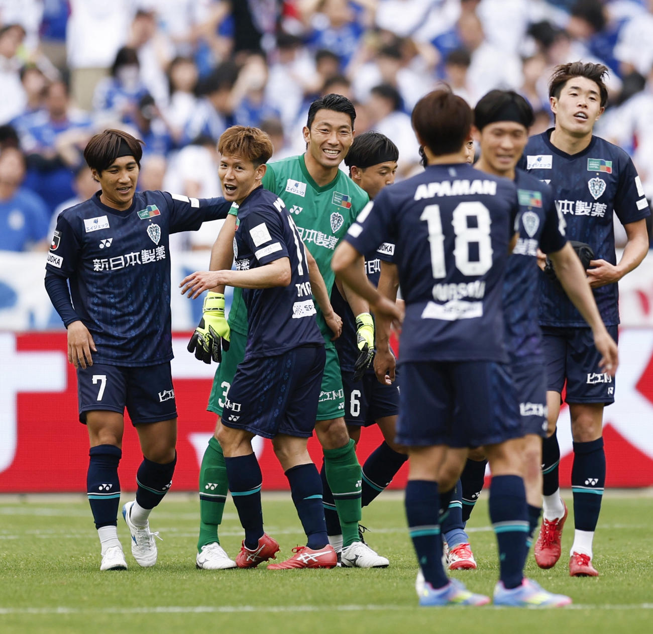 横浜に勝利し喜ぶ見木（左から2人目）ら福岡イレブン（共同）