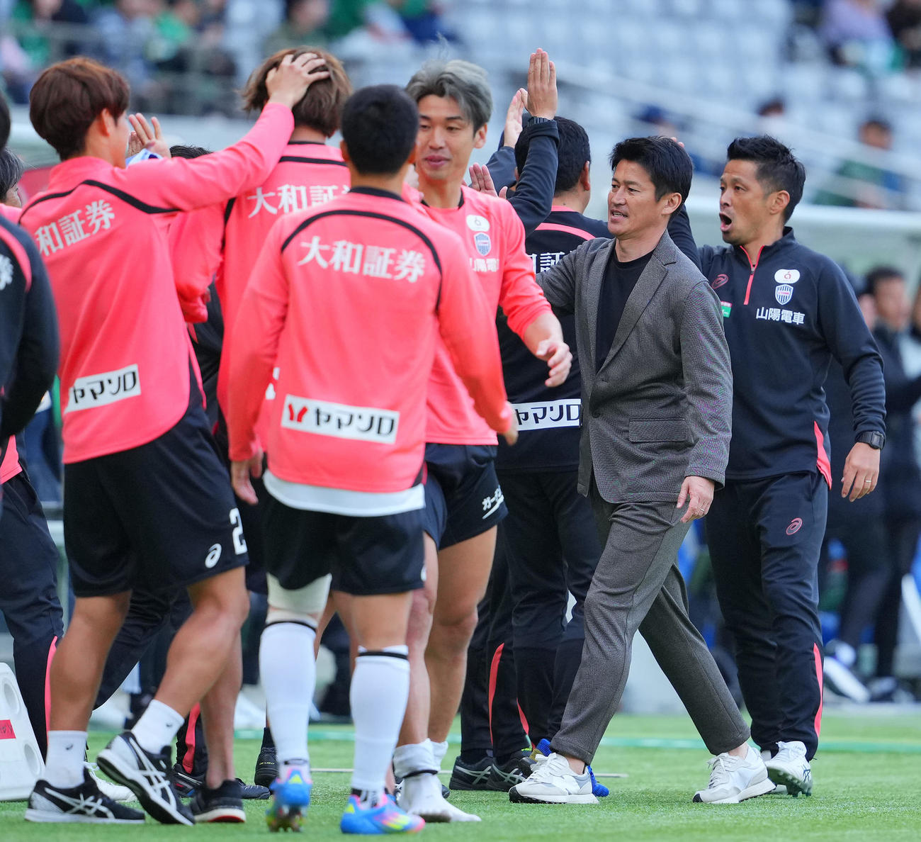 東京V対神戸　東京Vに勝利しタッチを交わす神戸吉田監督（右から2人目）（撮影・垰建太）