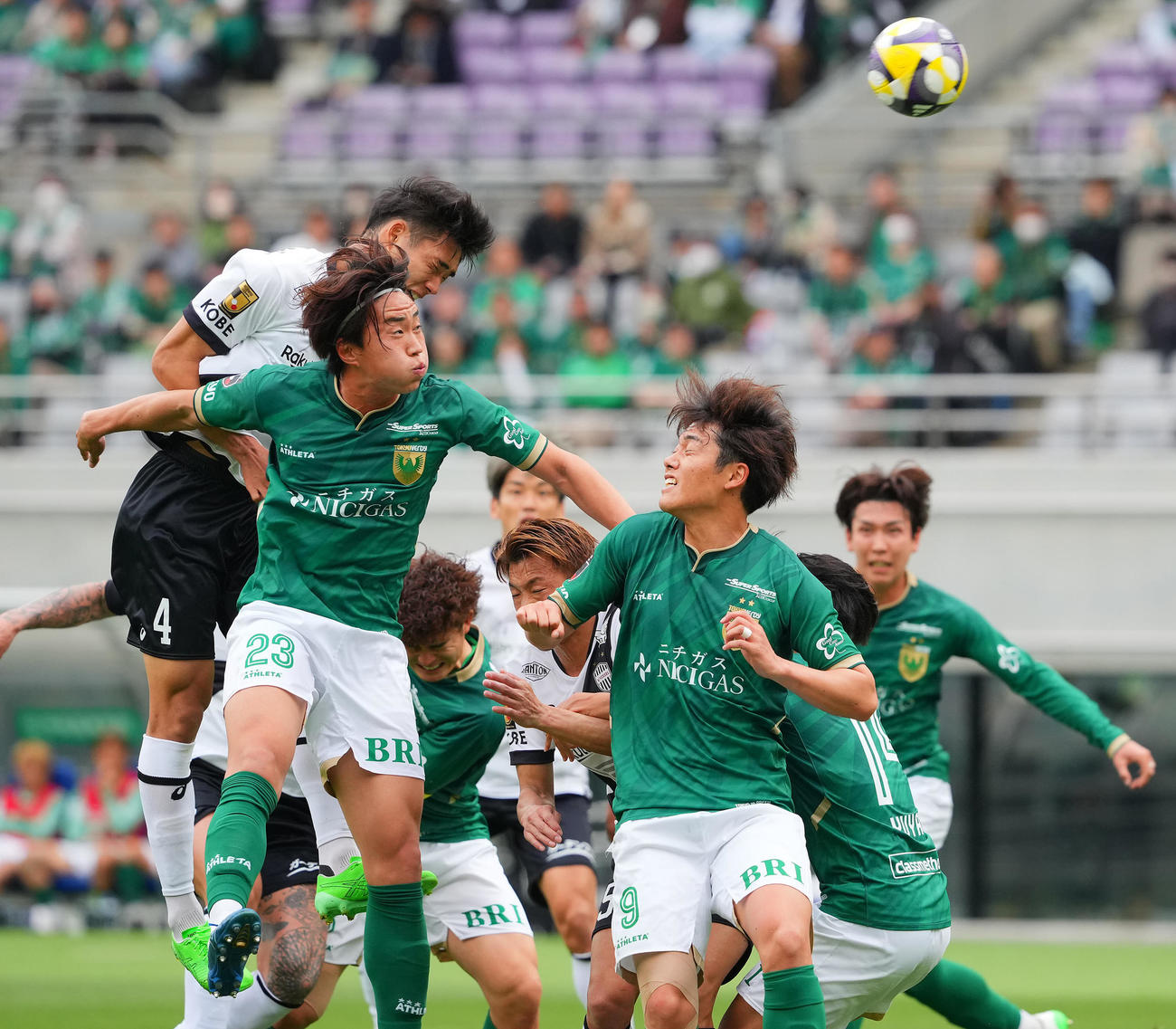 東京V対神戸　前半、CKからのヘディングでゴールを狙う神戸山川（左端）（撮影・垰建太）