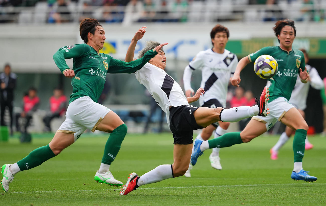 東京V対神戸　前半、裏へのスルーパスに飛び込む神戸大迫（中央）（撮影・垰建太）