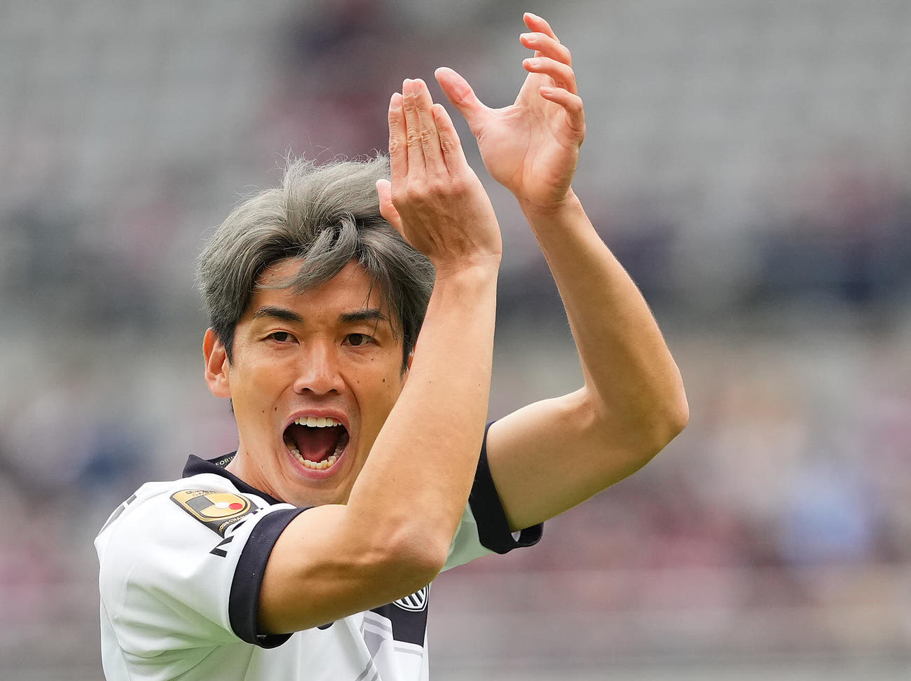 東京V対神戸　試合中、大声でチームメートたちを鼓舞する神戸大迫（撮影・垰建太）