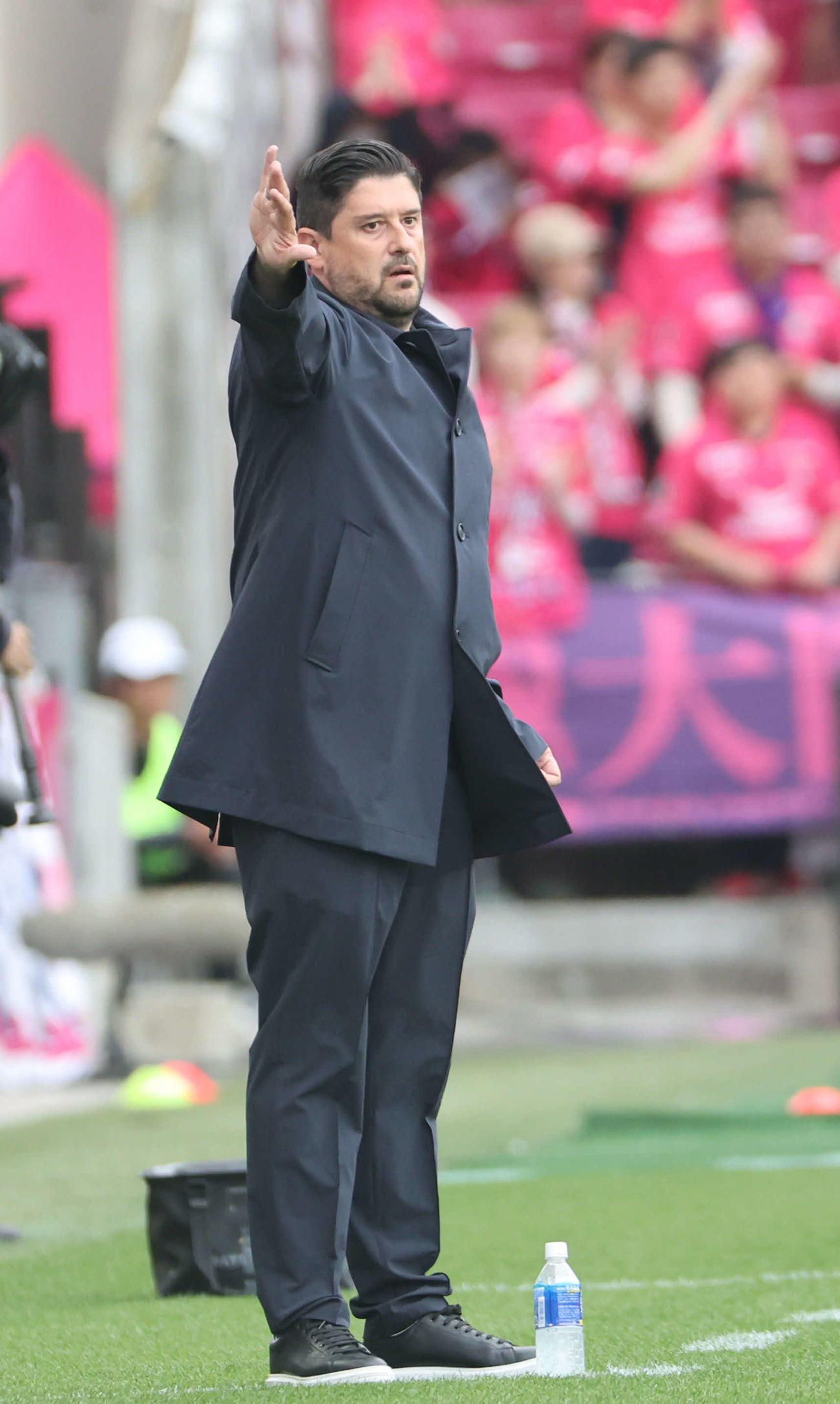 C大阪対鹿島　後半、後半、指示を出すC大阪パパス監督（撮影・西尾就之）
