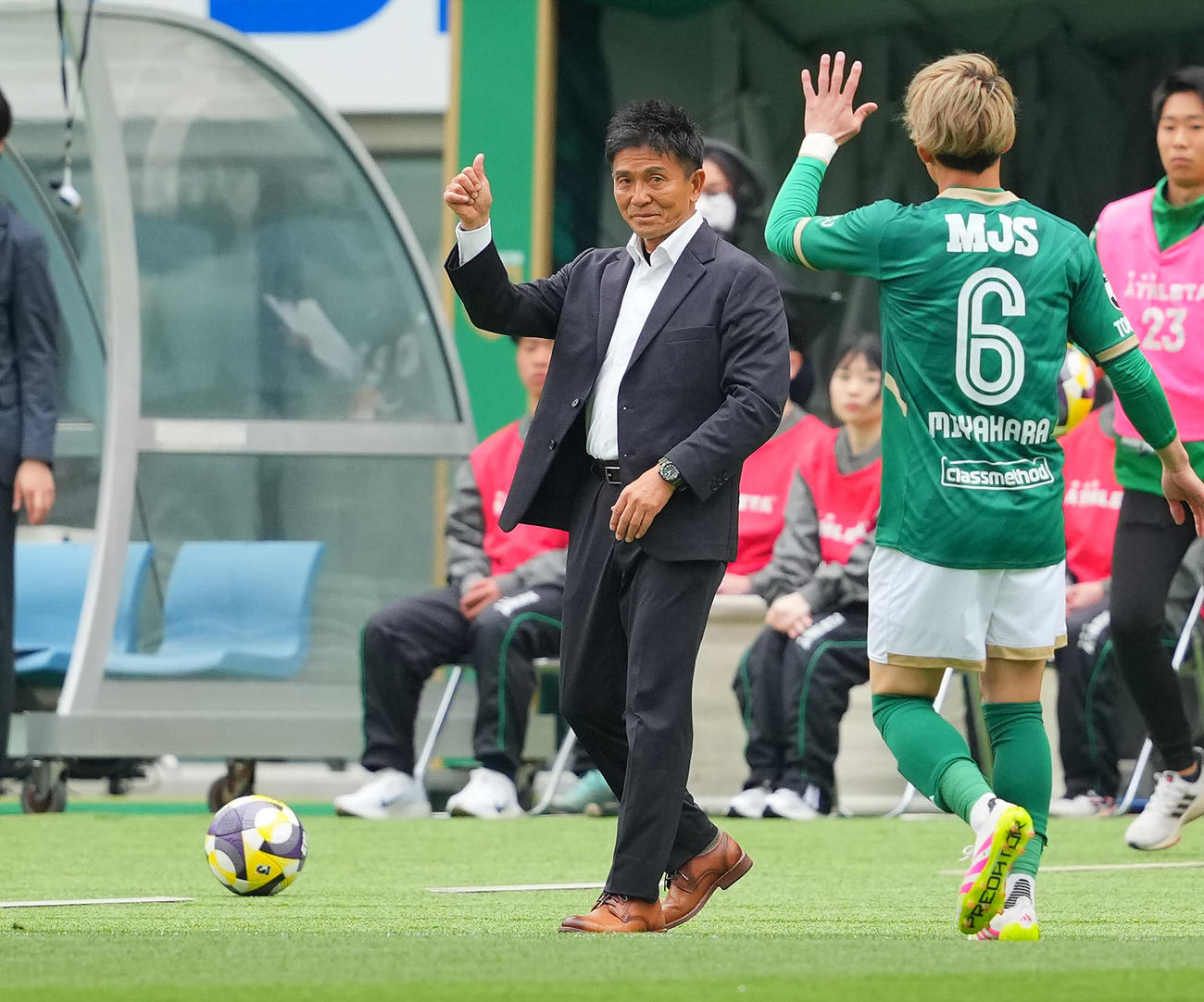 東京V対神戸　前半、選手たちにサムズアップする東京V城福監督（撮影・垰建太）