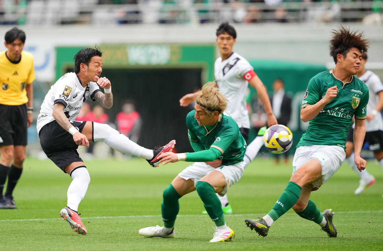 東京V対神戸　前半、CKからボレーシュートを放つも阻まれる神戸井手口（左）（撮影・垰建太）