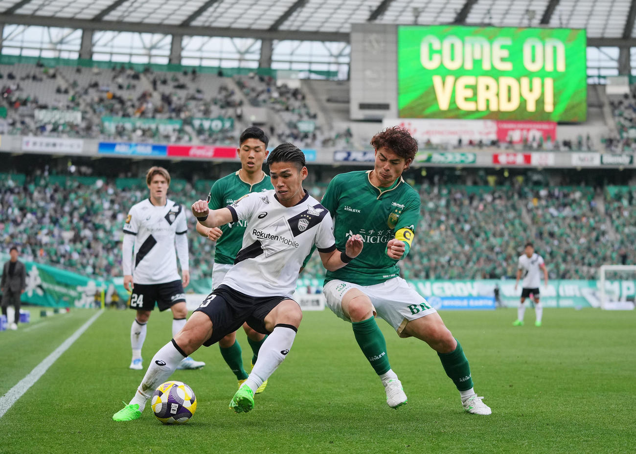 東京V対神戸　後半終了間際、コーナー付近で身体を張り時間をかせぐ神戸佐々木（左）（撮影・垰建太）