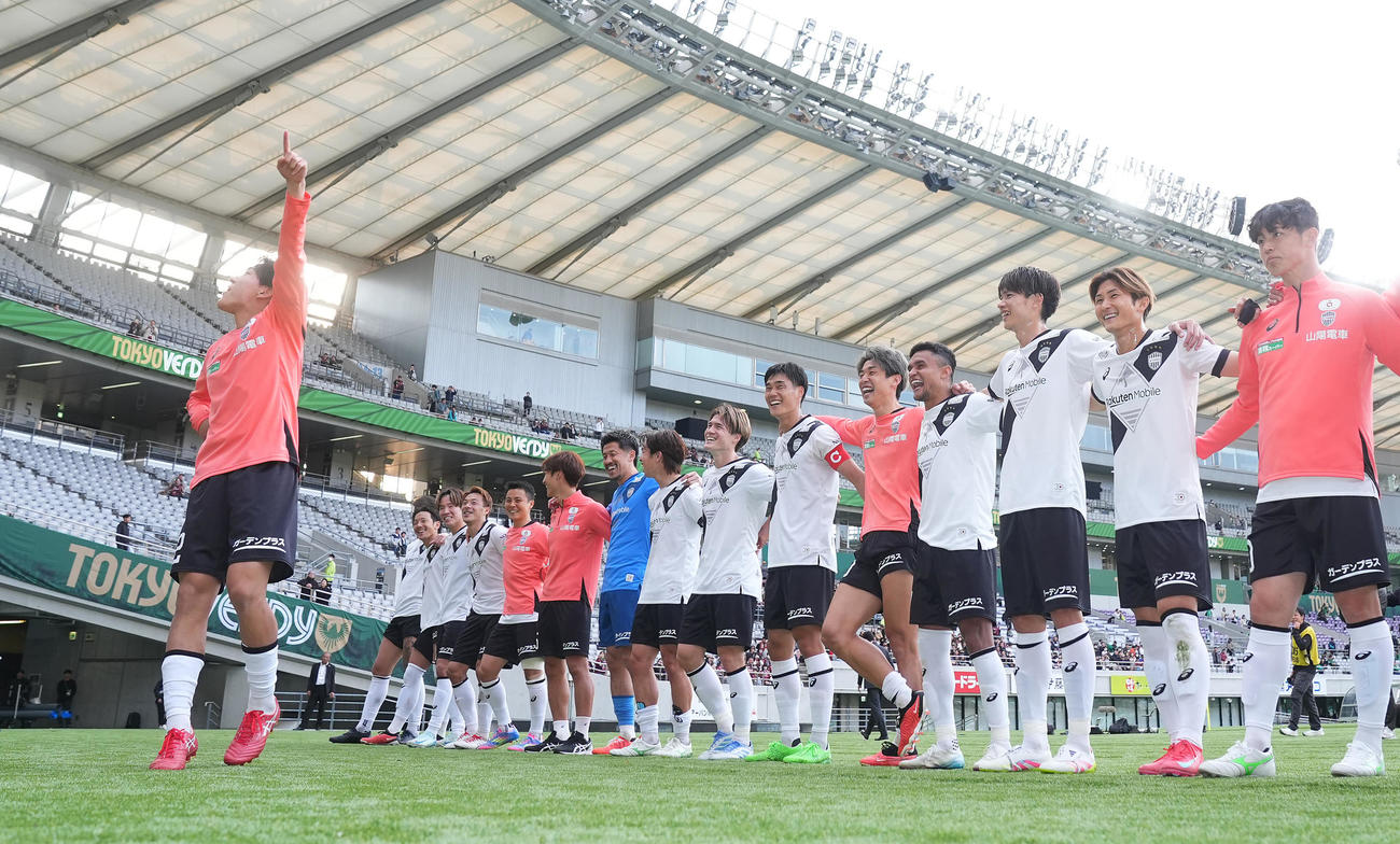 東京V対神戸　東京Vに勝利し盛り上がる神戸の選手たち（撮影・垰建太）