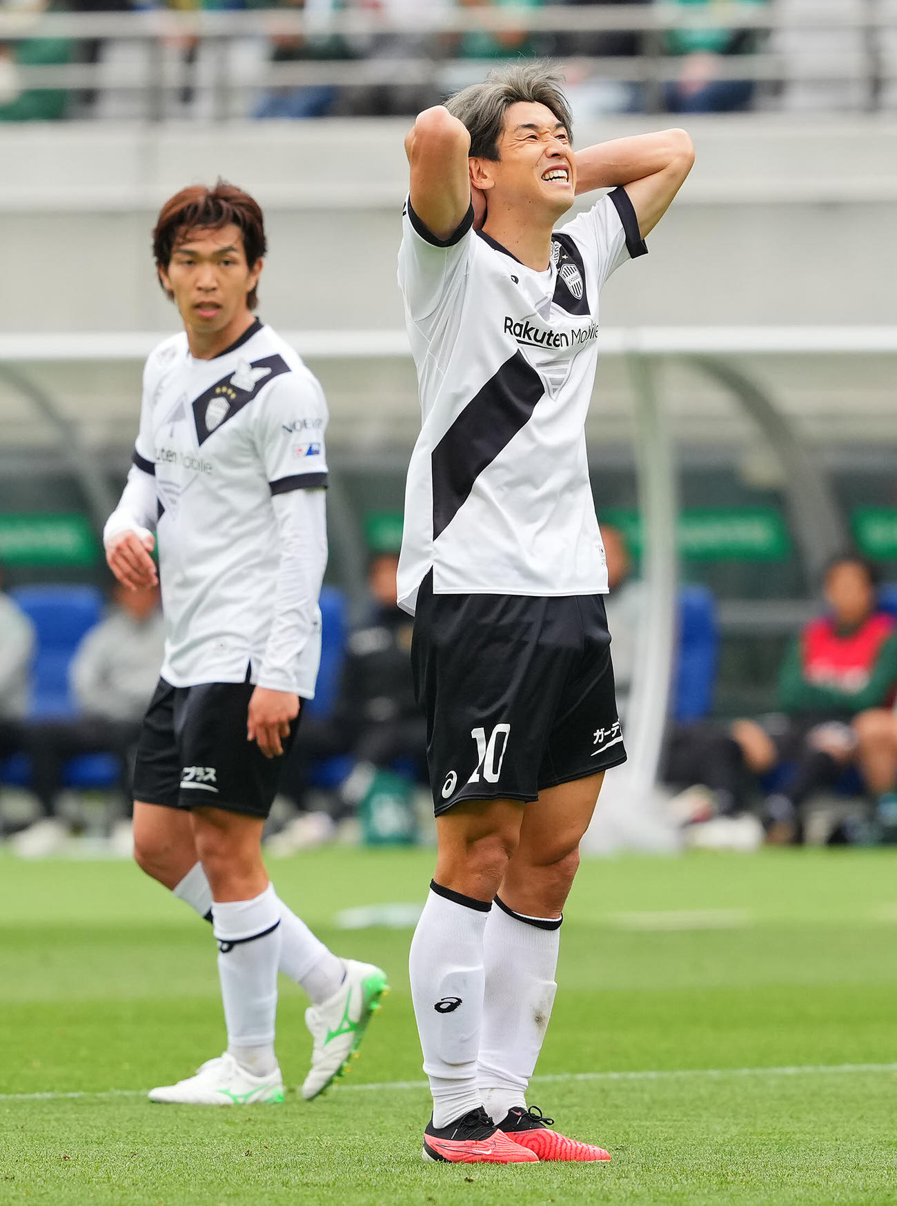 東京V対神戸　前半、好機を逃し悔しがる神戸大迫（撮影・垰建太）