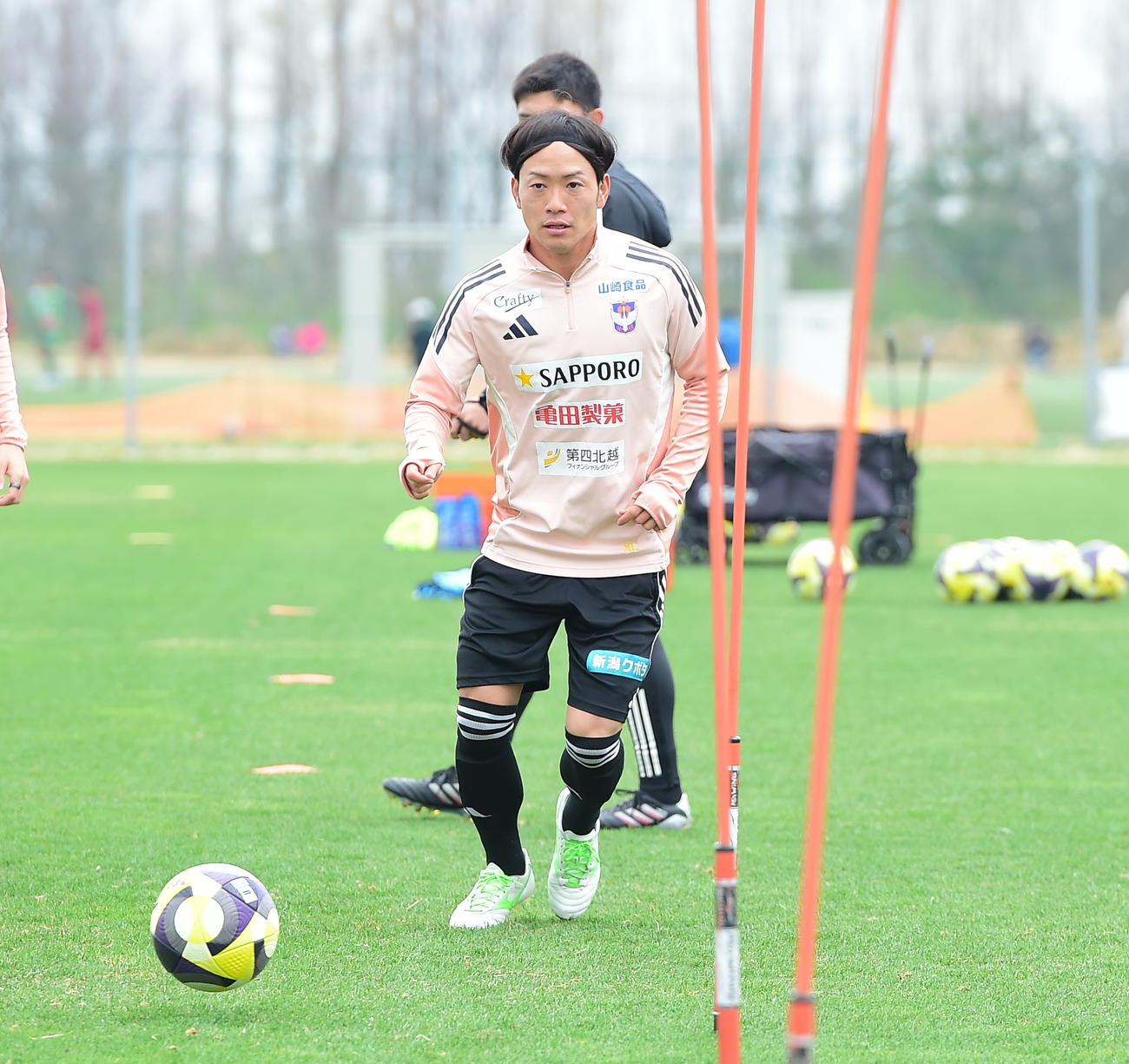 横浜FC前日練習でパスを出す星（撮影・小林忠）