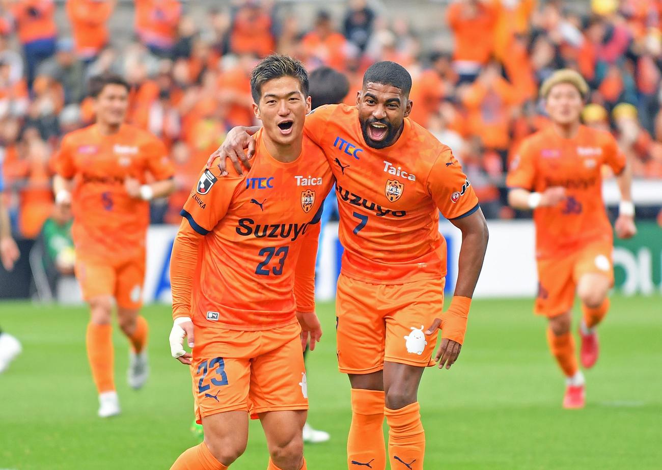 後半、PKで先制点を決め、喜び合う清水北川（左）とカピシャーバ