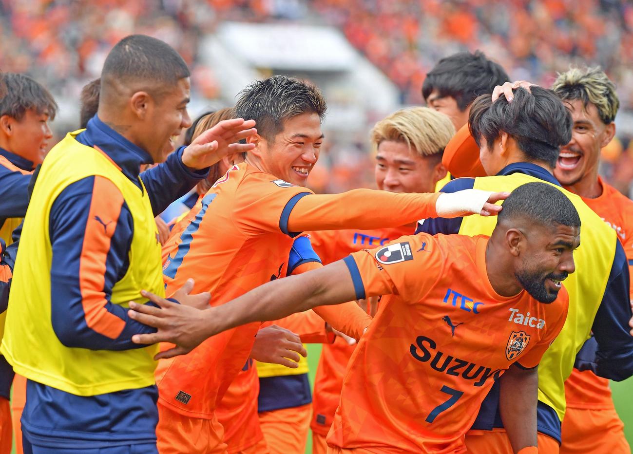 歓喜の輪の中で笑顔を見せる清水北川（中央）