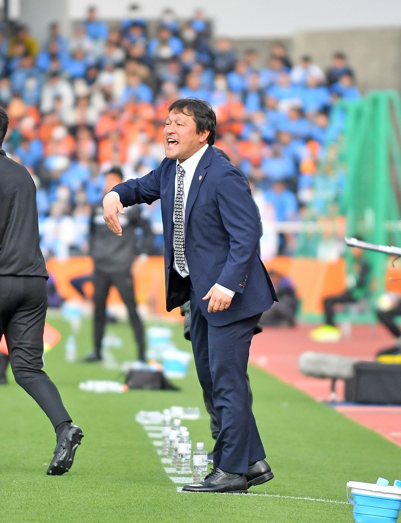 声を張り上げて指示を出す清水の秋葉監督