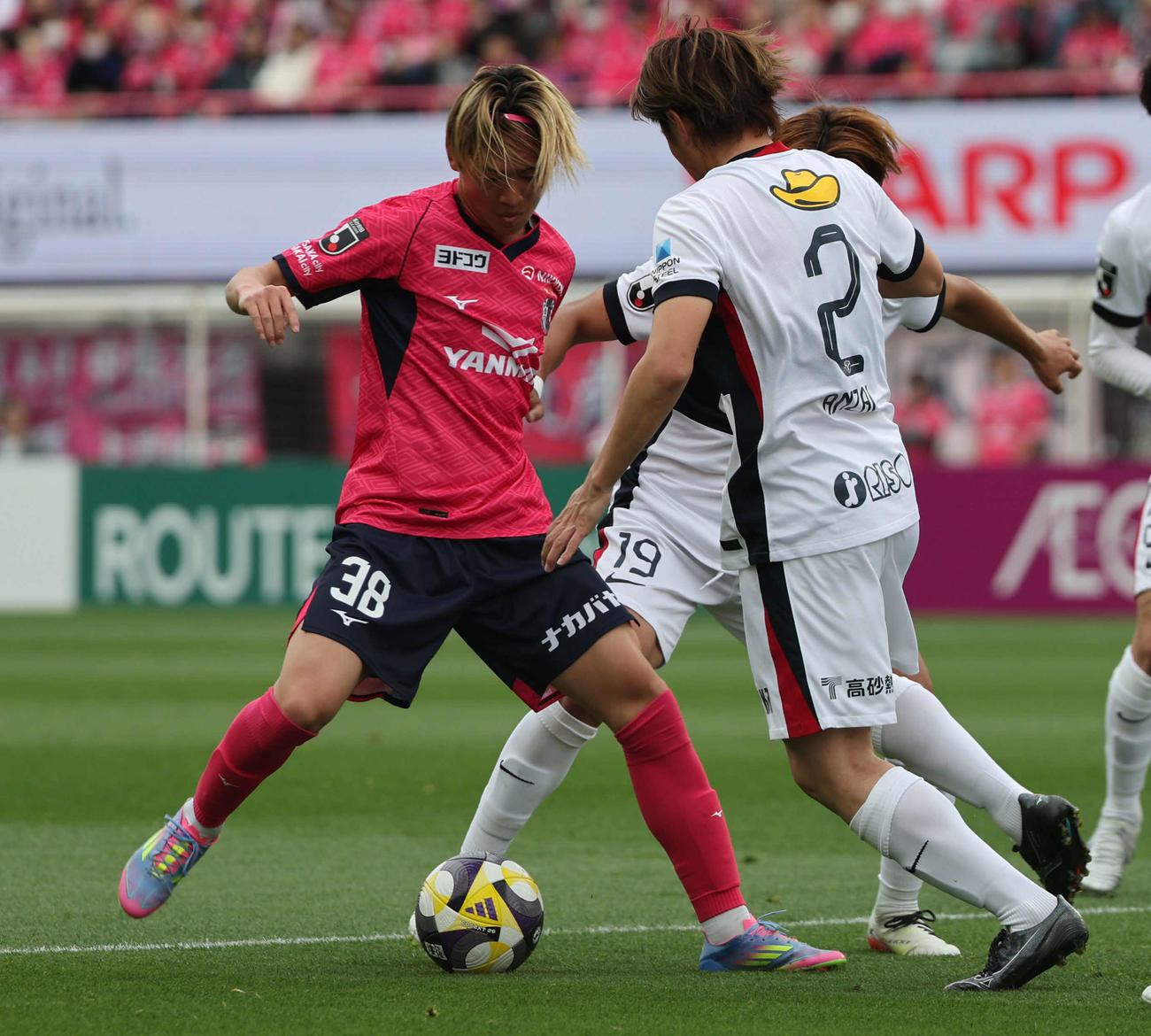 前半、ゴール前に攻め込むC大阪北野颯太