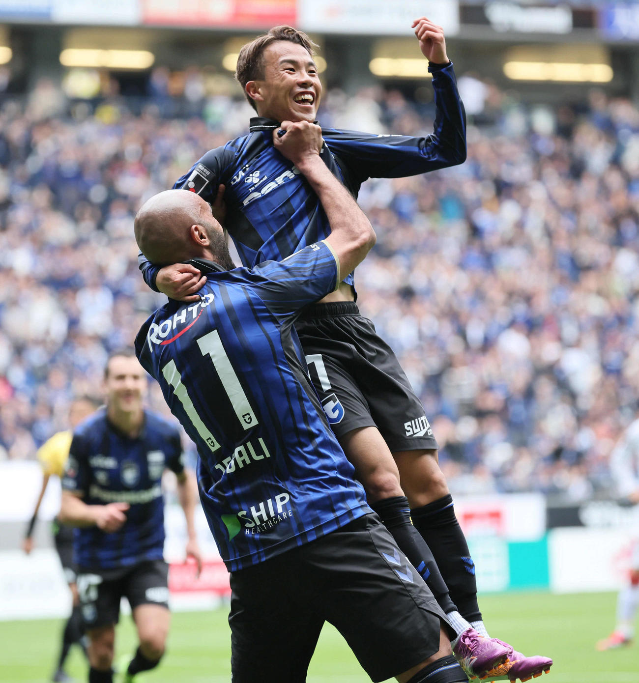 G大阪対名古屋　後半、G大阪山下諒也はイッサム・ジュパリ（下）からのパスでゴールを決める（撮影・宮崎幸一）