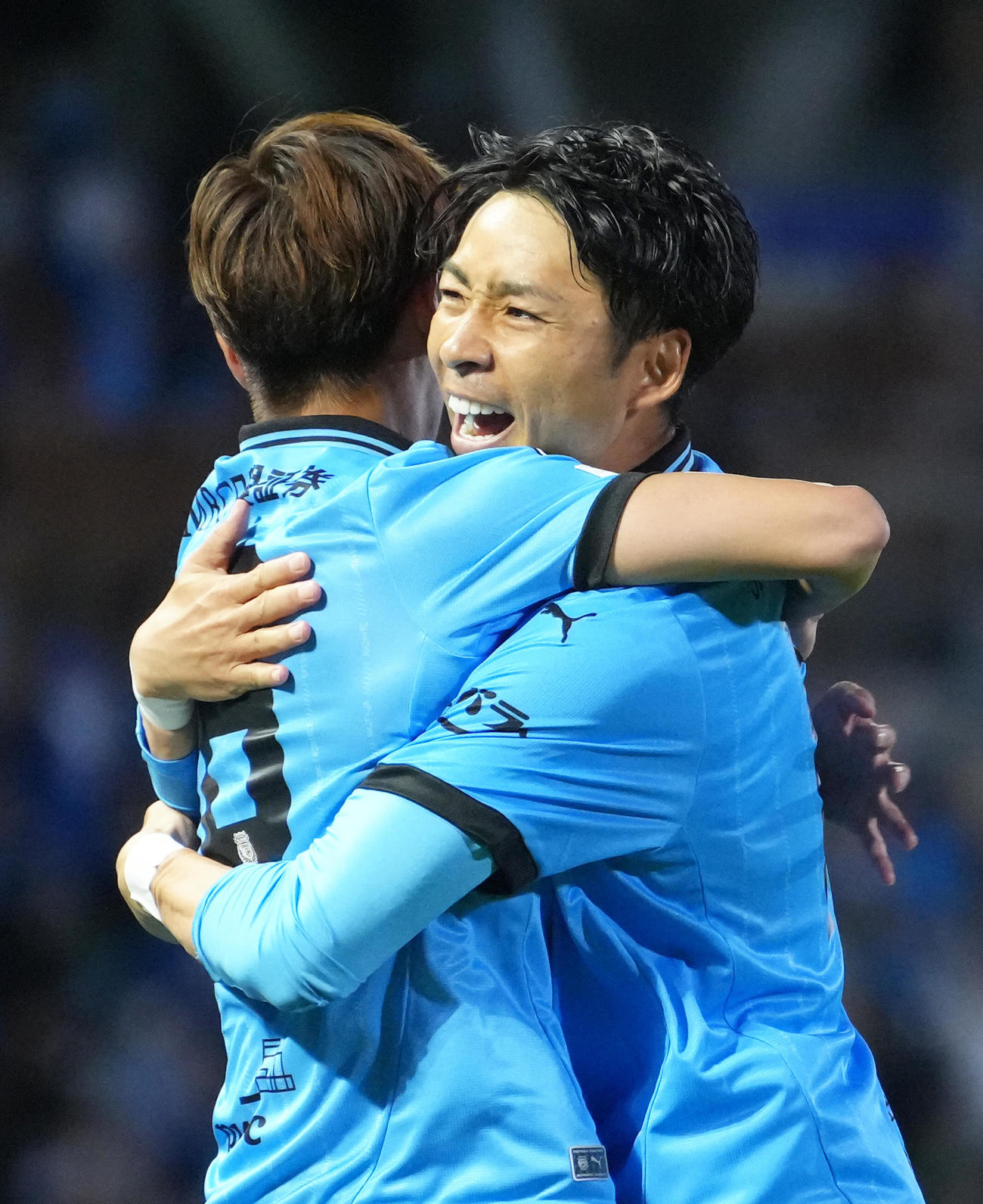 川崎F対横浜　前半、ゴールを決めた川崎F大関友翔（左）と抱き合い喜ぶ小林悠（2025年4月撮影）