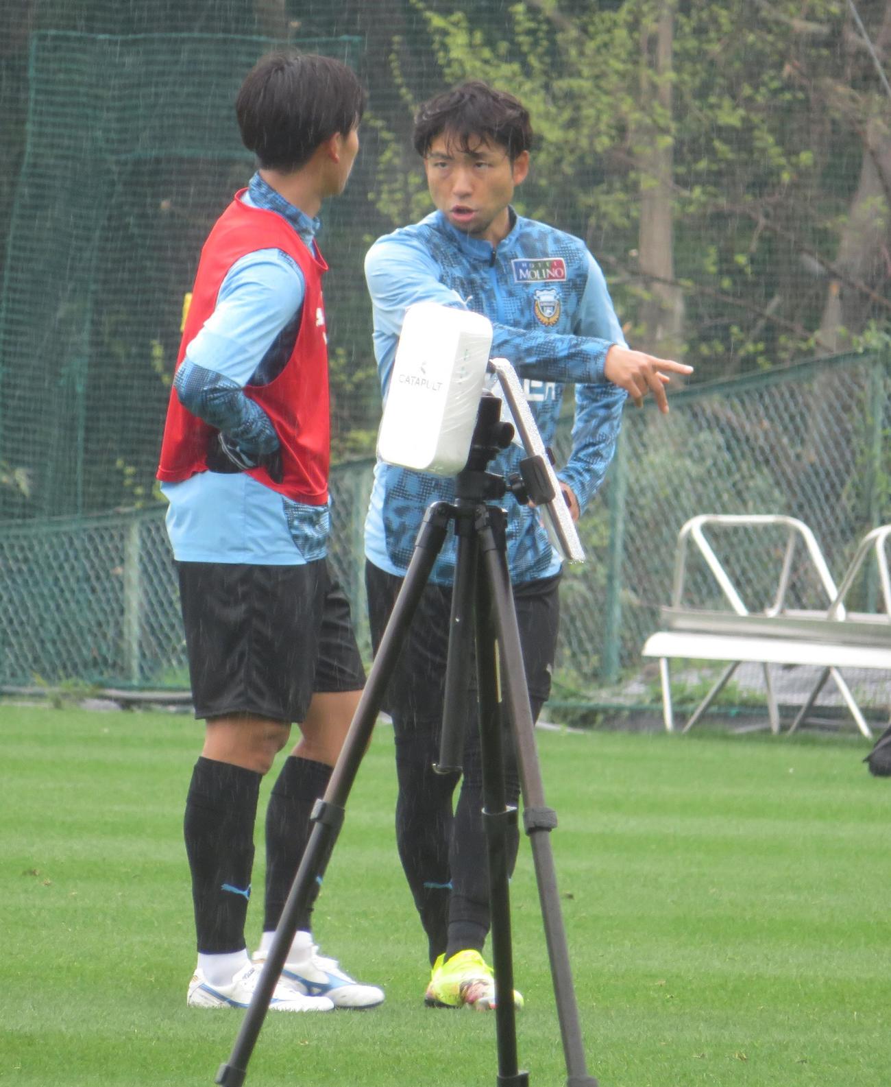 ヴィッセル神戸戦に向けて調整した川崎フロンターレFW神田奏真（左）と小林悠（撮影・佐藤成）