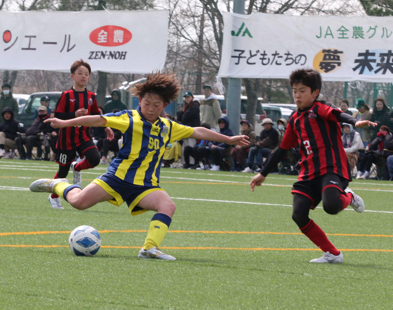 決勝となる2点目を挙げたSSS札幌サッカースクールの斉藤（左）