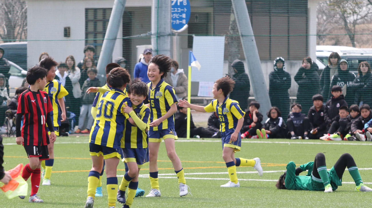 3年ぶりの優勝に抱き合うSSS札幌サッカースクールの選手たち