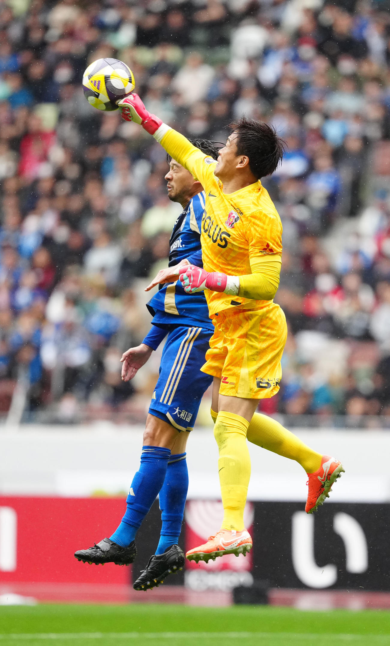 町田対浦和　前半、パンチングでクリアする浦和GK西川（右）（撮影・江口和貴）
