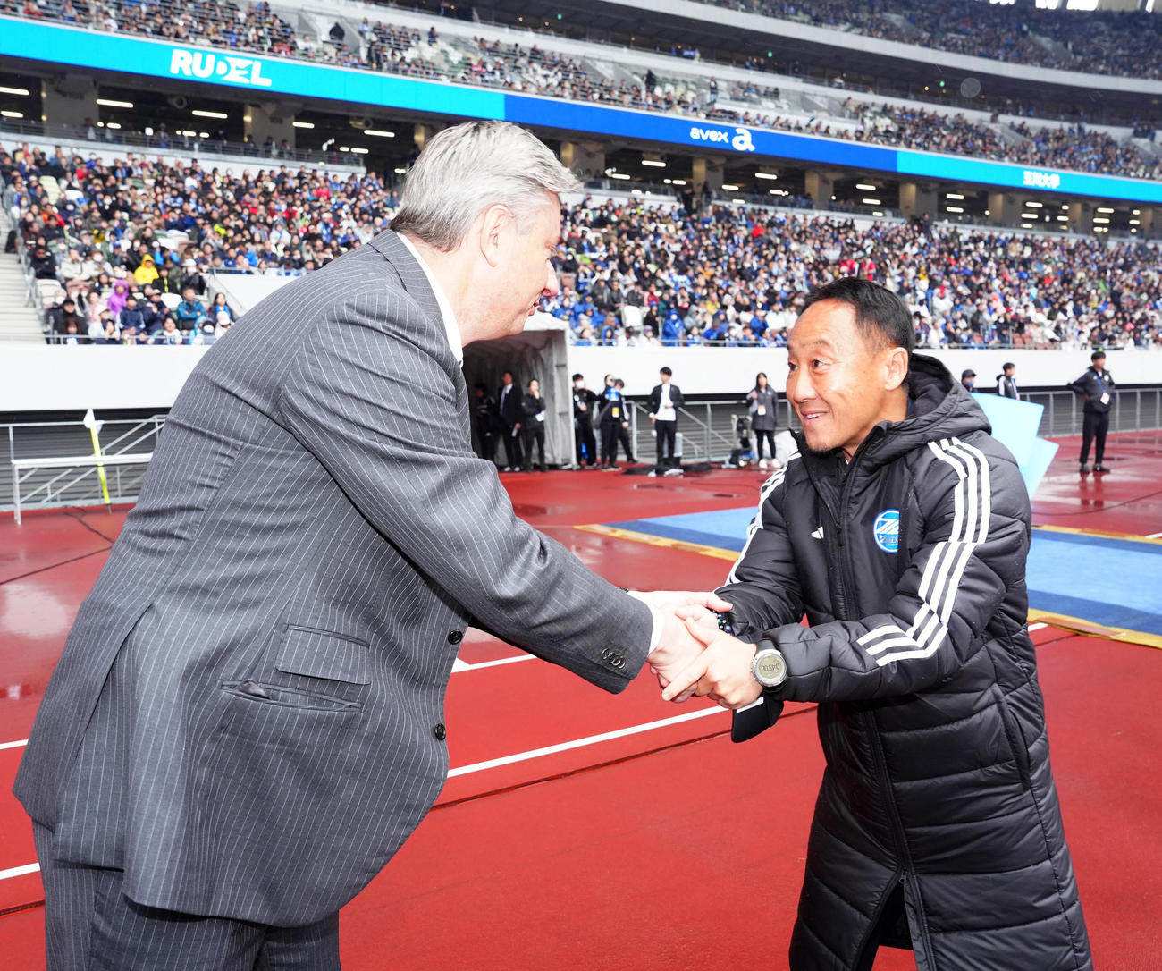 町田対浦和　試合前、握手を交わす町田黒田監督（右）と浦和スコルジャ監督（撮影・江口和貴）