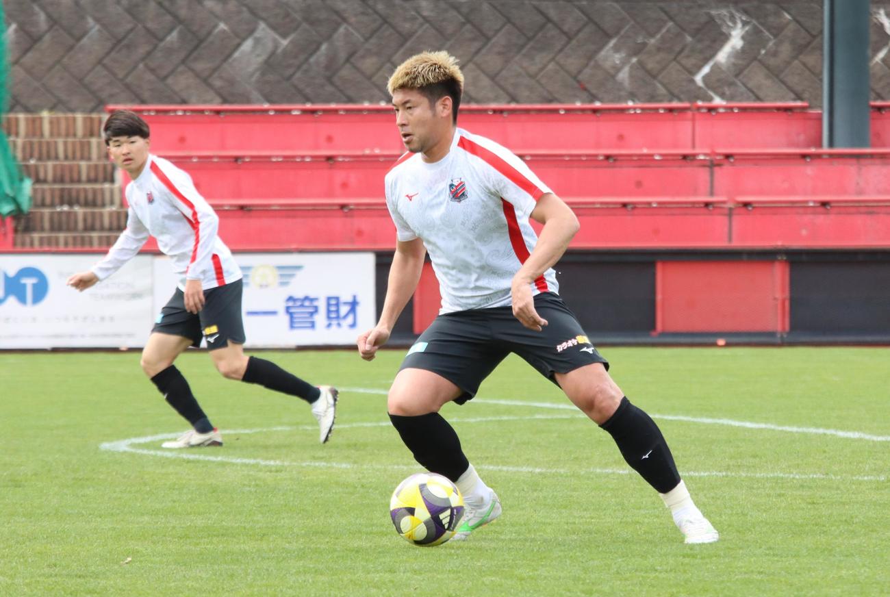 札幌大との練習試合でプレーする札幌深井（右）（撮影・保坂果那）