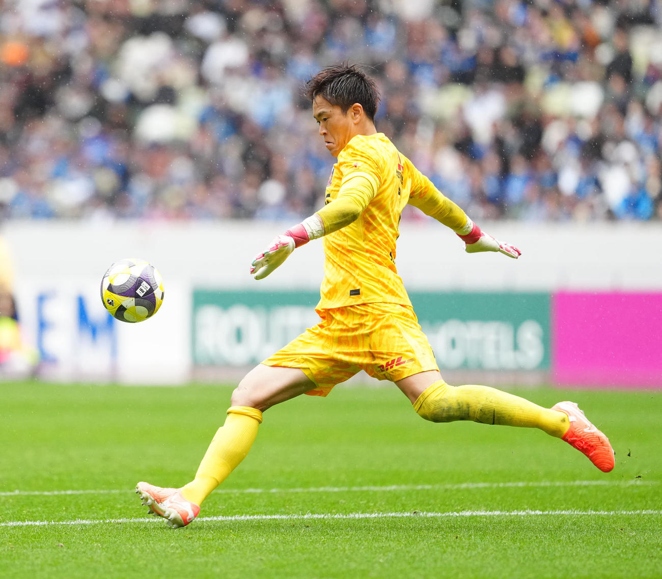 町田対浦和　前半、前線にボールを蹴る浦和GK西川（撮影・江口和貴）