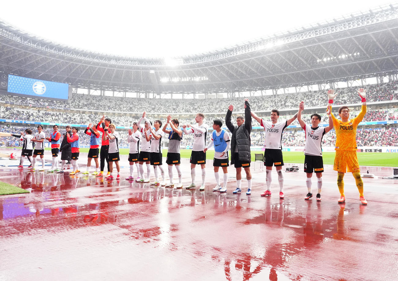 町田対浦和　試合後、サポーターにあいさつするGK西川（右端）ら浦和の選手たち（撮影・江口和貴）