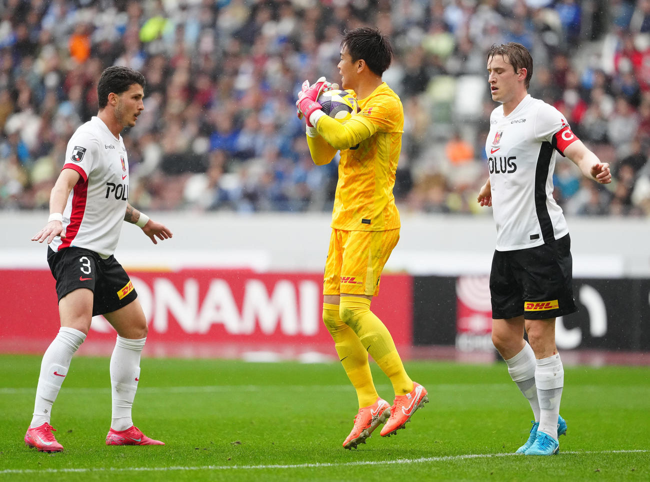 町田対浦和　前半、ボールをキャッチする浦和GK西川（中央）（撮影・江口和貴）