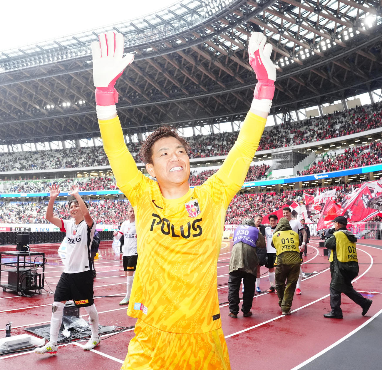 町田対浦和　試合後、サポーターの声援に応える浦和GK西川（撮影・江口和貴）