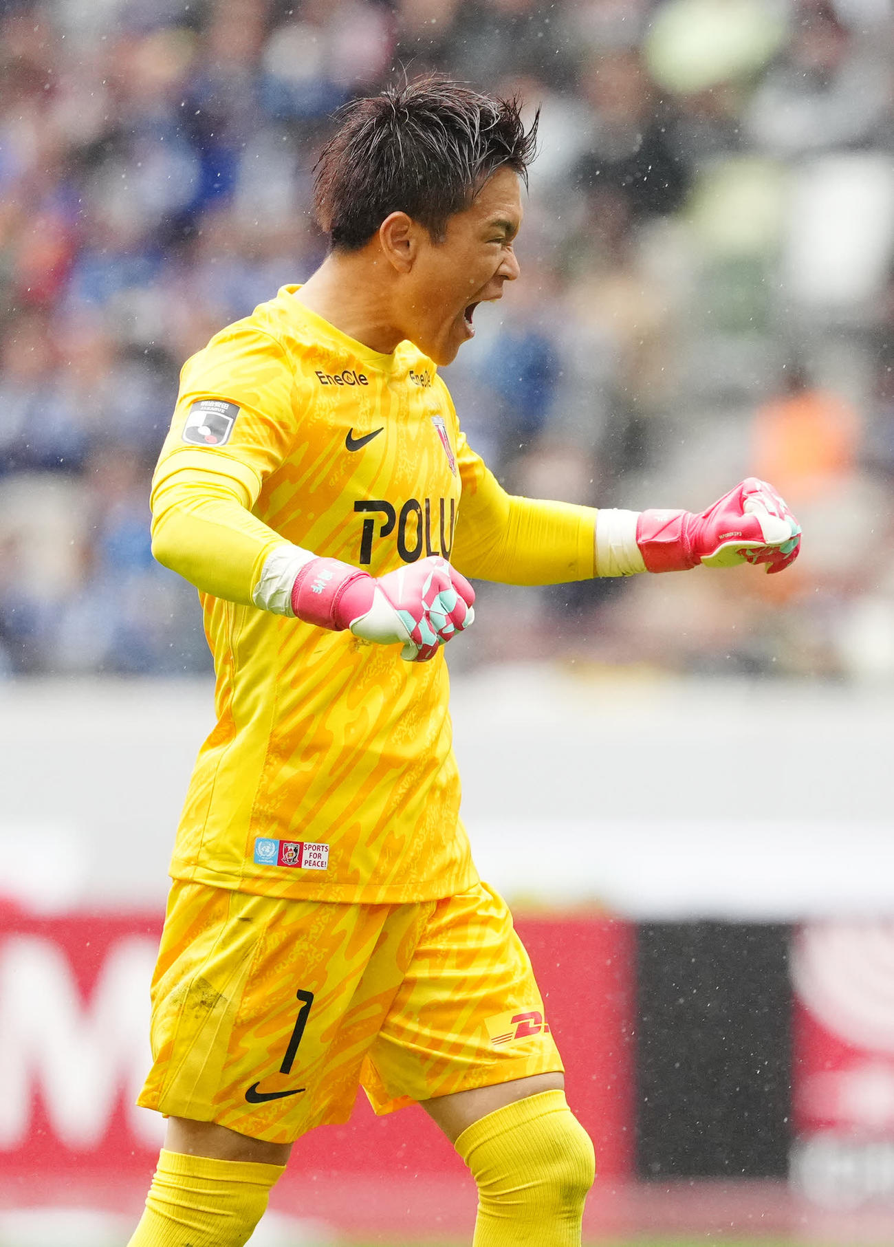 町田対浦和　前半、浦和松尾がゴールを決め、サポーターに向かってガッツポーズを見せるGK西川（撮影・江口和貴）