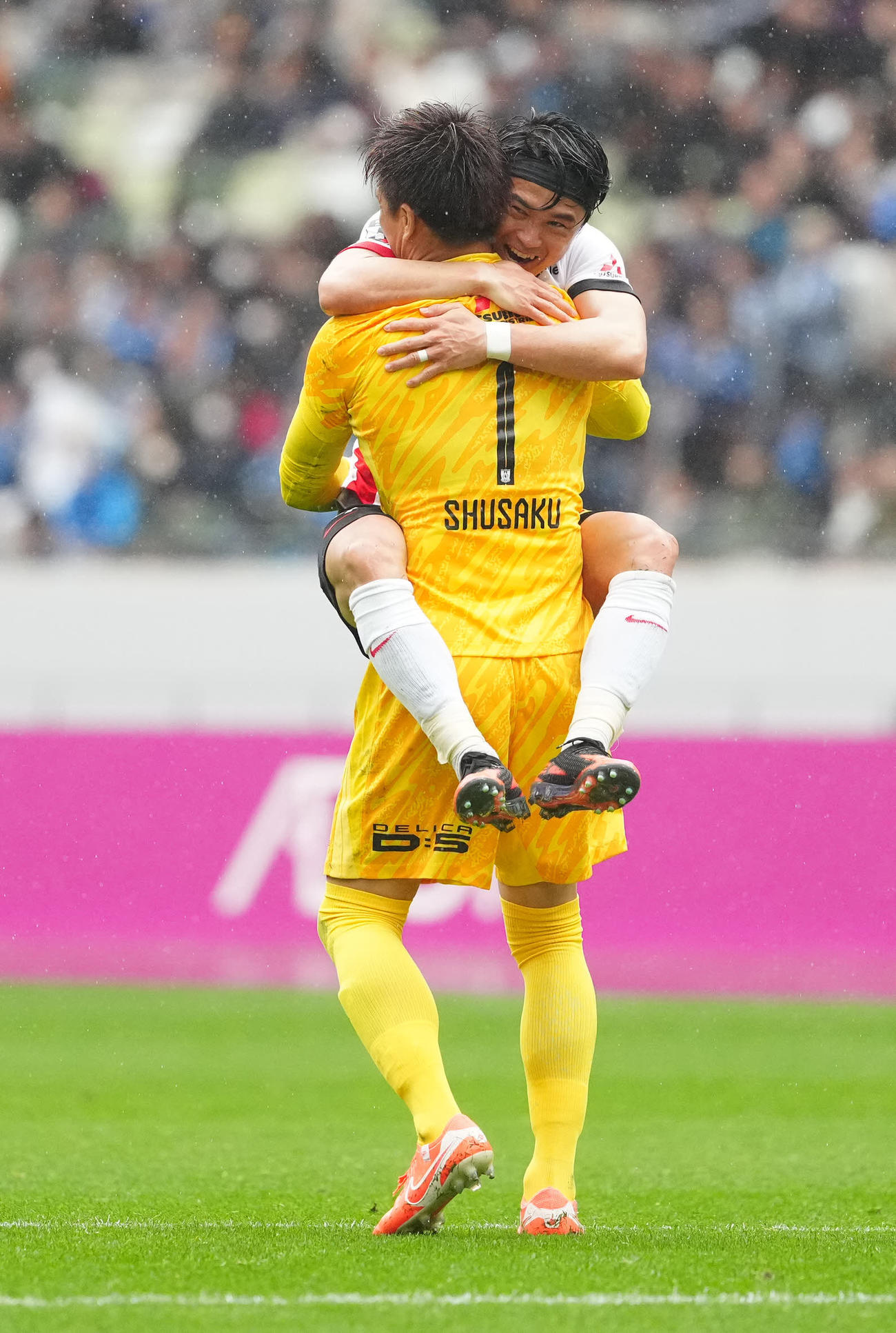 町田対浦和　前半、浦和松尾がゴールを決め、GK西川（手前）と抱き合う石原（撮影・江口和貴）