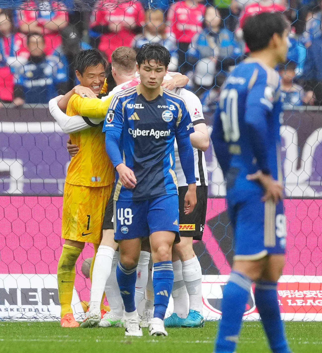 町田対浦和　試合後、勝利を喜ぶ浦和GK西川（左）。中央は町田桑山（撮影・江口和貴）