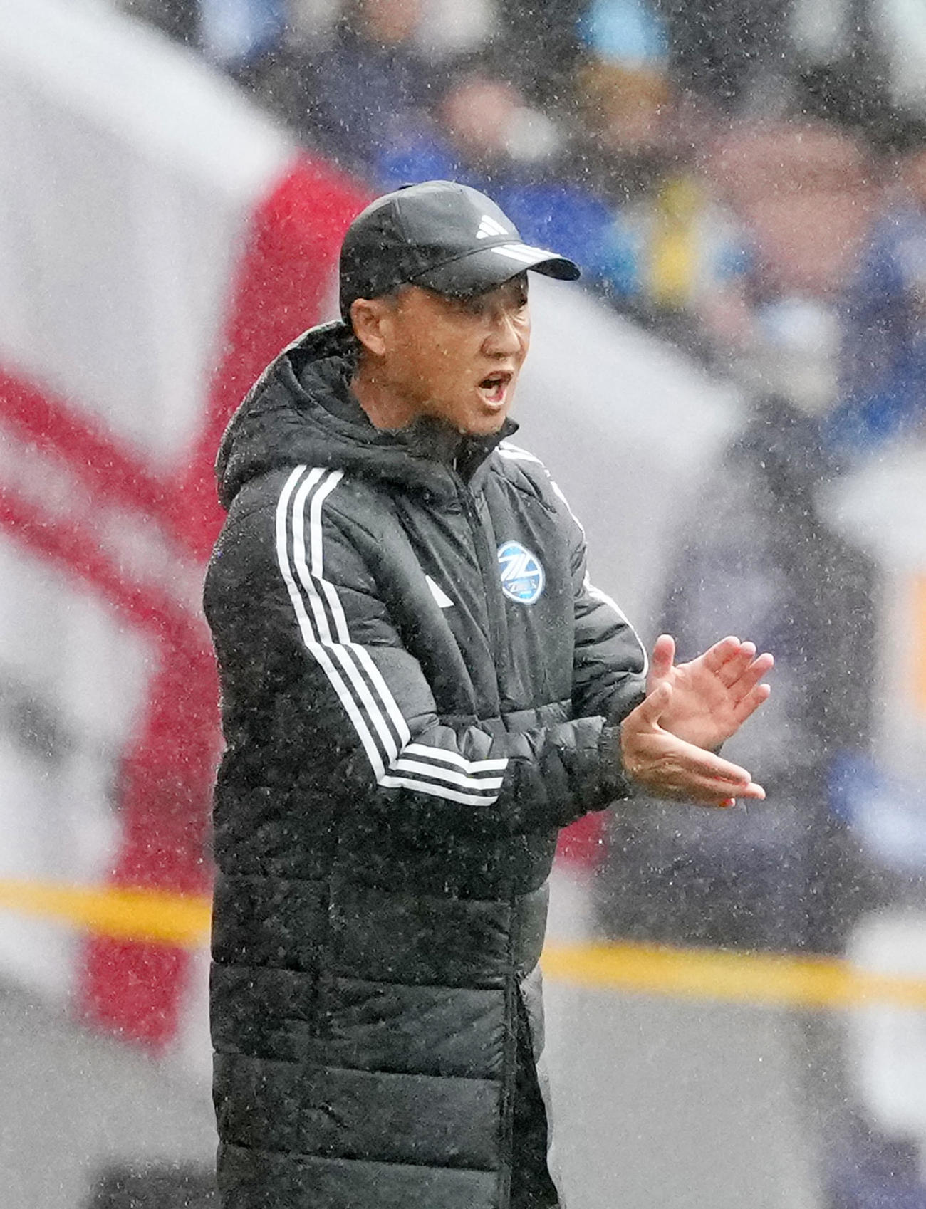 町田対浦和　後半、指示を出す町田黒田監督（撮影・江口和貴）