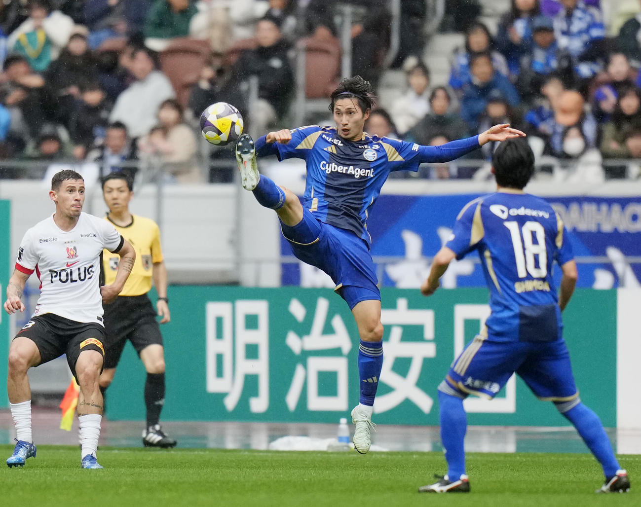 町田―浦和　後半、ボールに飛びつく町田・藤尾（中央）＝国立競技場（共同）