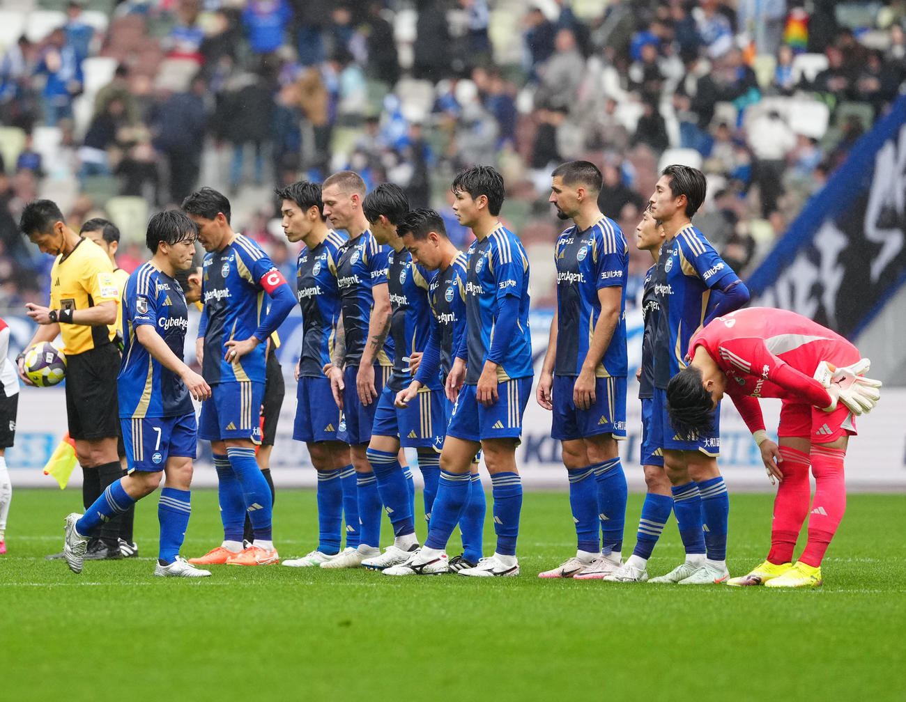 町田対浦和　試合後、厳しい表情で整列する町田の選手たち（撮影・江口和貴）