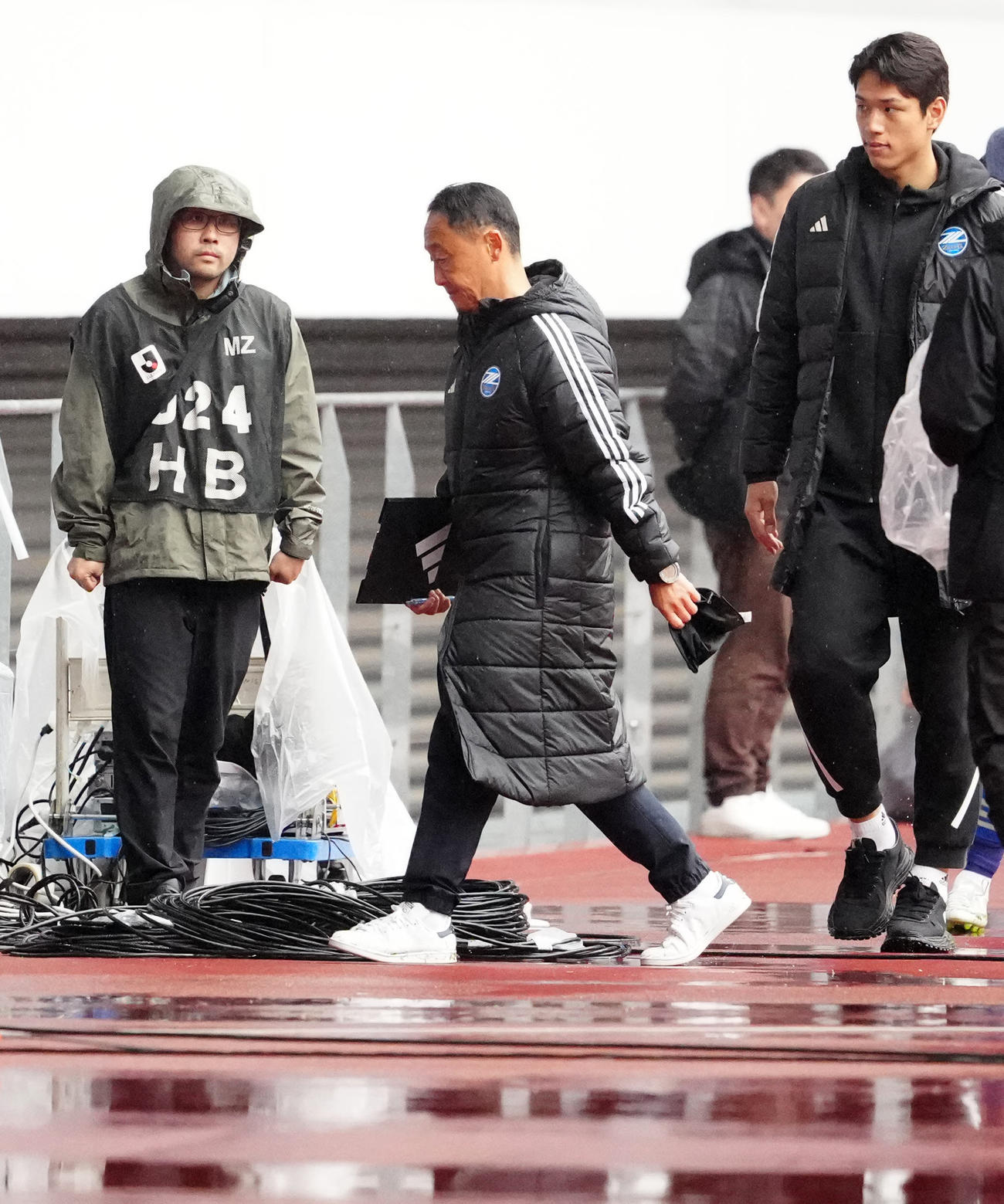 町田対浦和　試合後、厳しい表情で引き揚げる町田黒田監督（中央）（撮影・江口和貴）