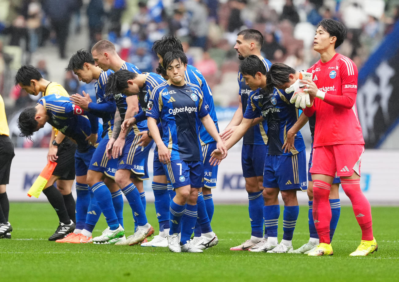 町田対浦和　試合後、厳しい表情で整列する相馬（中央）ら町田の選手たち（撮影・江口和貴）