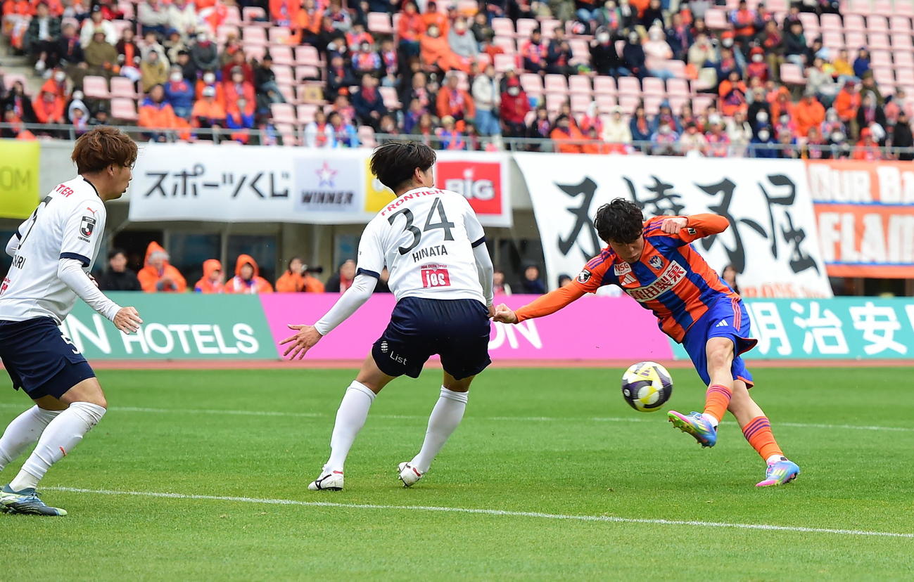 後半45分、新潟・矢村（右）が左足ボレーを決めるもハンドの判定でノーゴール（撮影・小林忠）