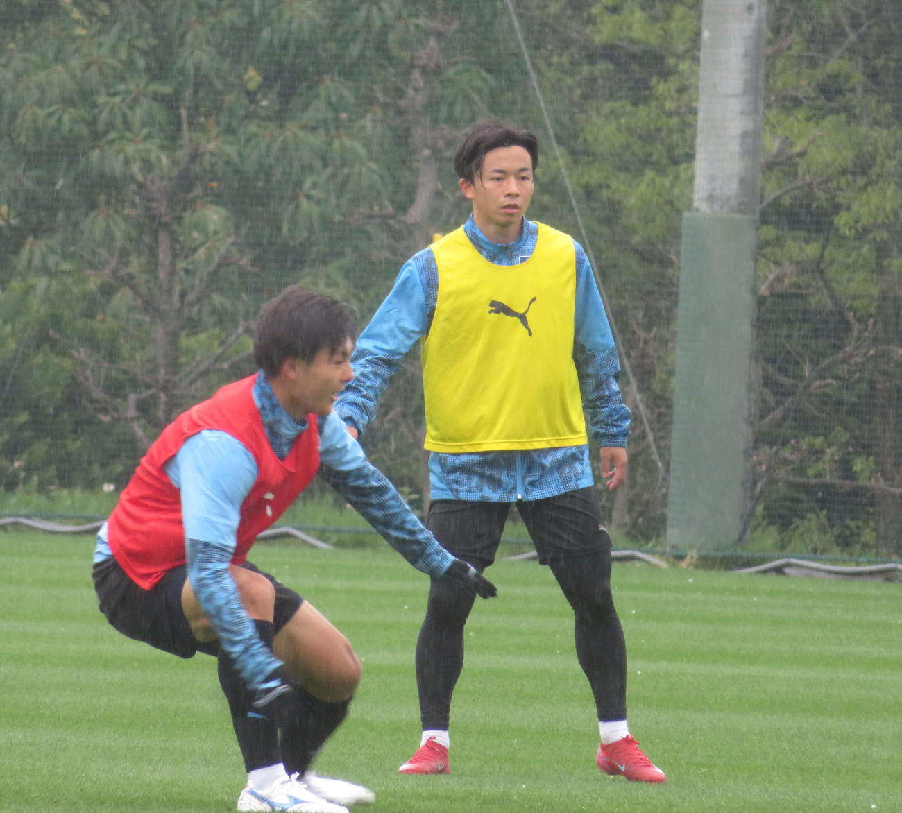 ヴィッセル神戸戦に向けて調整した川崎フロンターレFW神田奏真（左）と伊藤達哉（撮影・佐藤成）