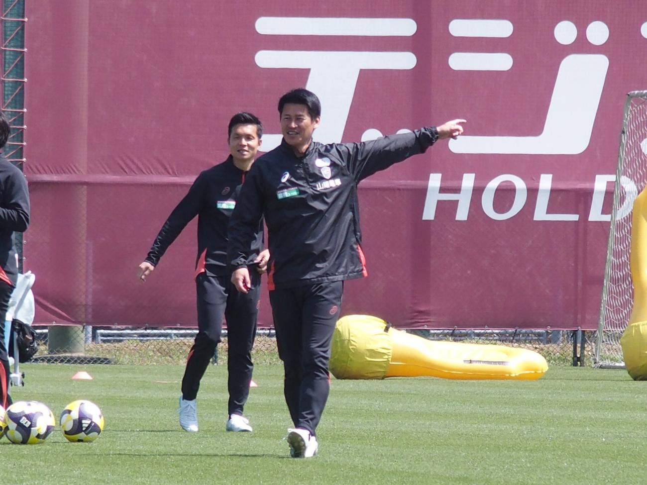 笑顔で指示を出す神戸の吉田監督（撮影・永田淳）