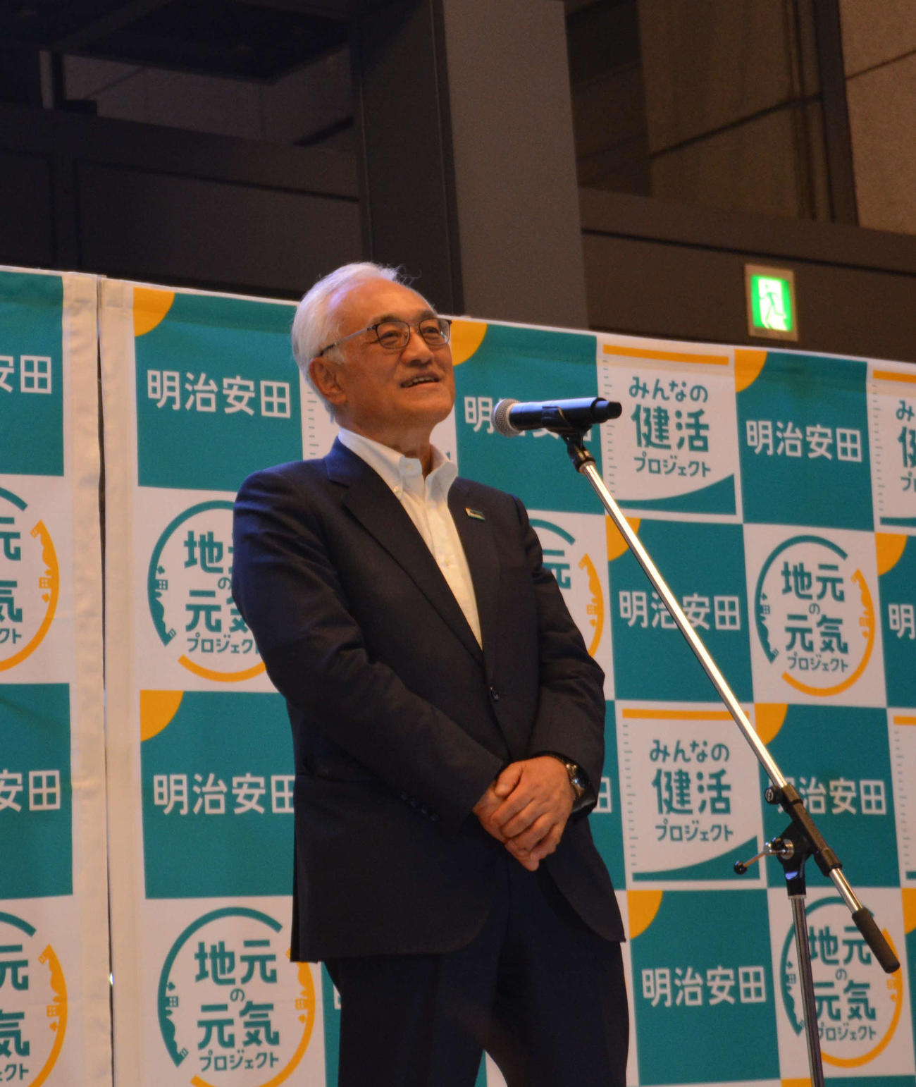 明治安田のパブリックビューイングで挨拶する同社の根岸会長