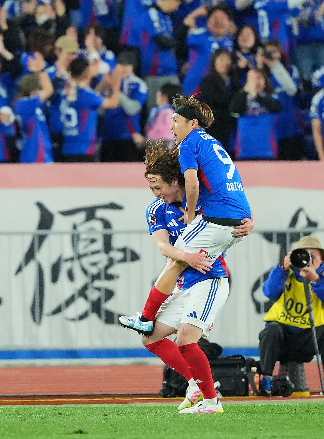 横浜対清水　後半、チーム2点目のゴールを決めた横浜植中（左）は遠野大弥と喜び合う（撮影・垰建太）