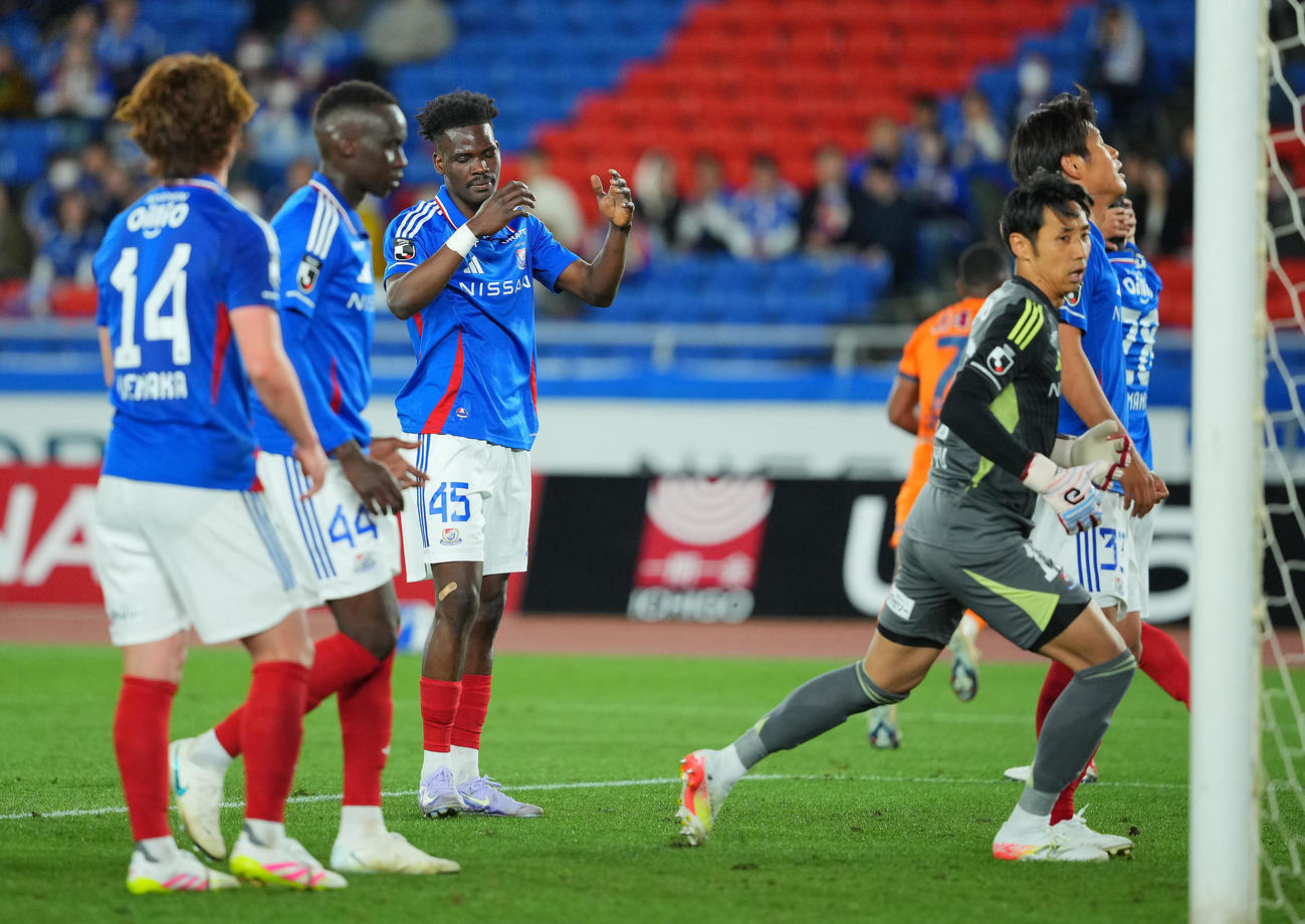 横浜対清水　後半、清水のコーナーキックの処理を誤りオウンゴールの横浜クルード（左から3人目）は肩を落とす（撮影・垰建太）
