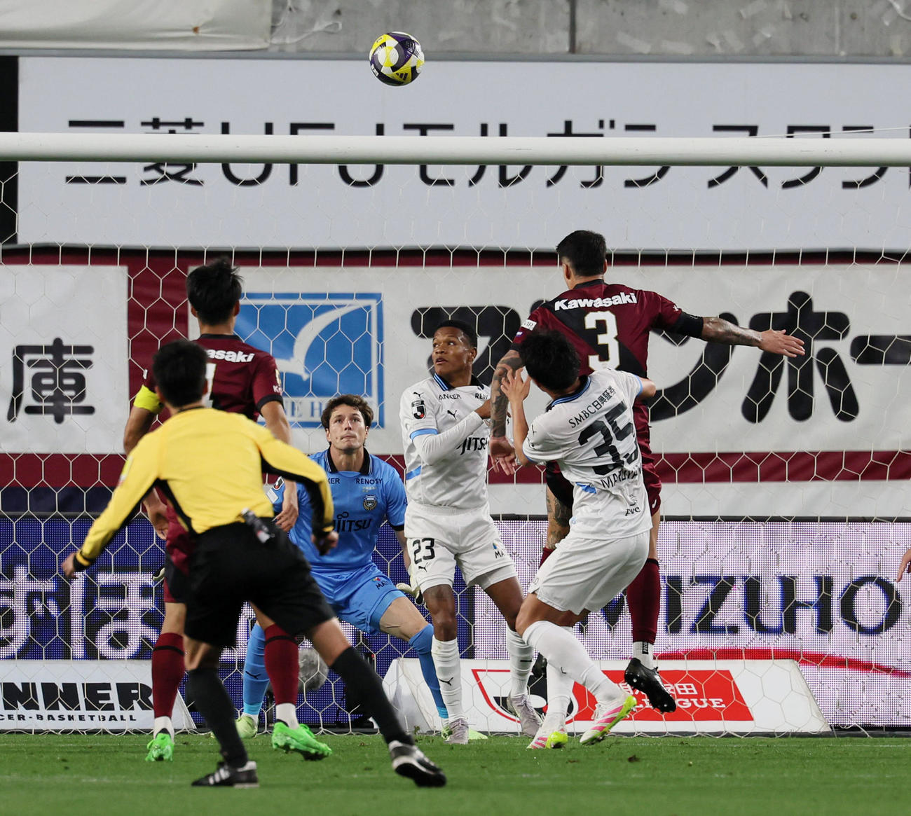 神戸対川崎F　前半、神戸トゥーレルがヘディングゴールを決める（撮影・加藤哉）