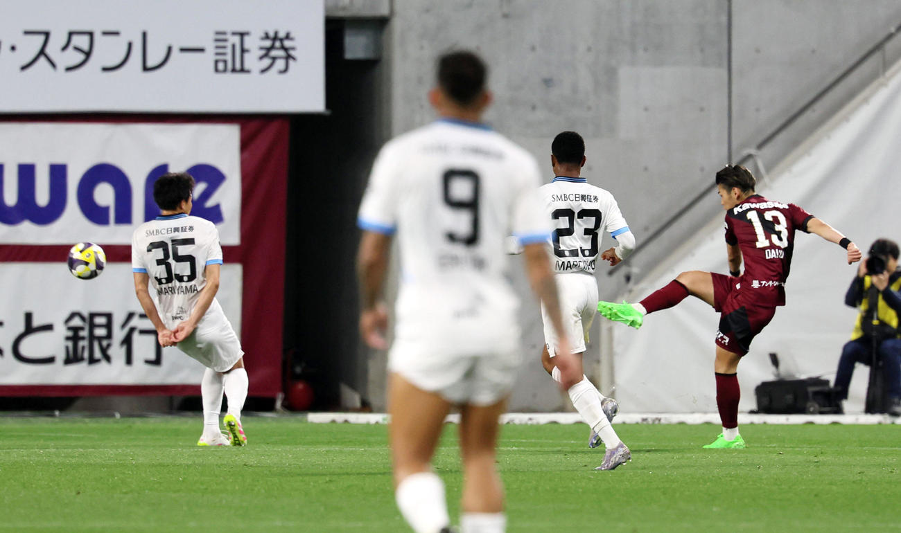 神戸対川崎F　前半、神戸佐々木がゴールを放ち先制（撮影・加藤哉）