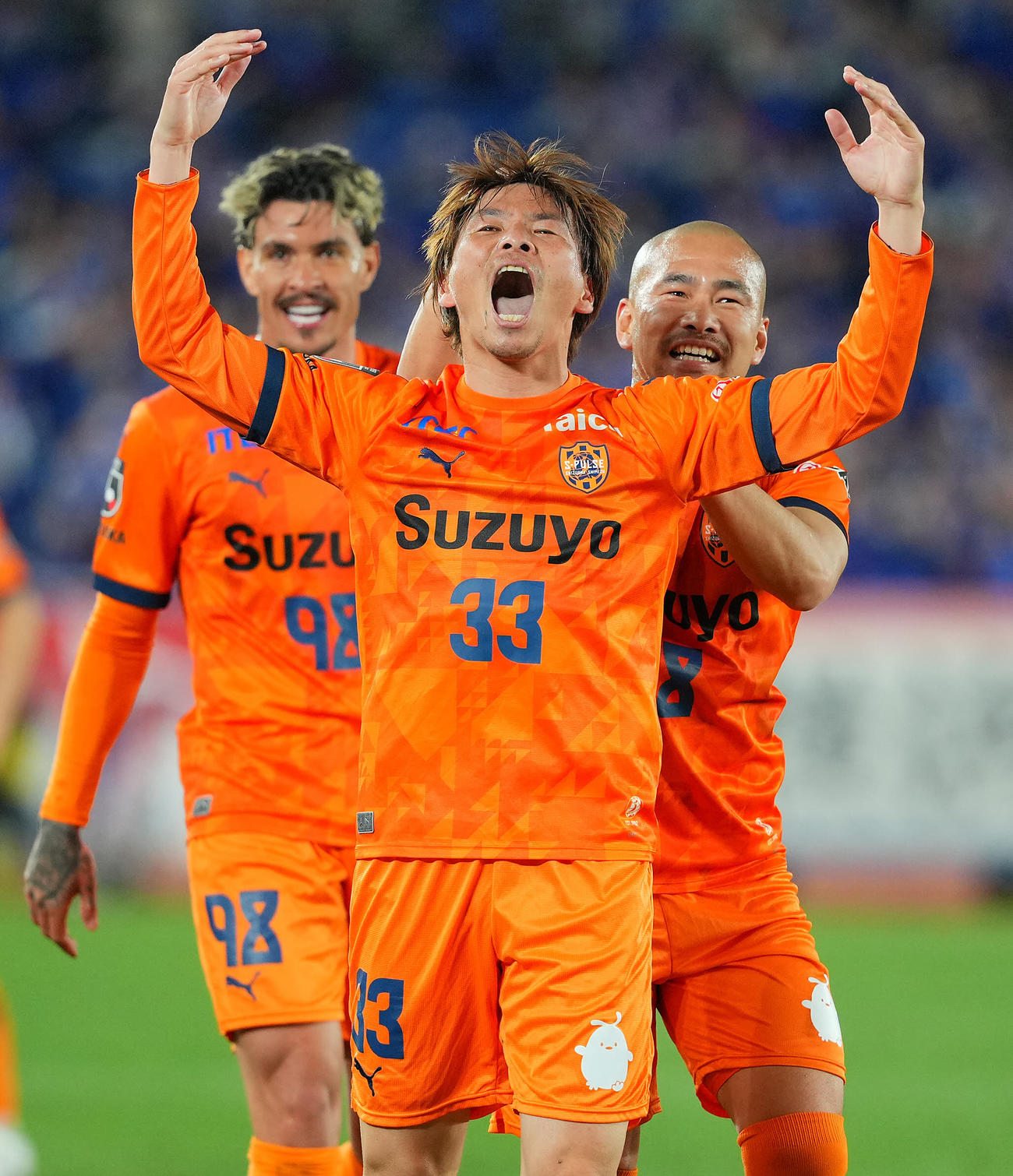 横浜対清水　後半、チーム3点目のゴールを決め喜ぶ清水乾（中央）（撮影・垰建太）
