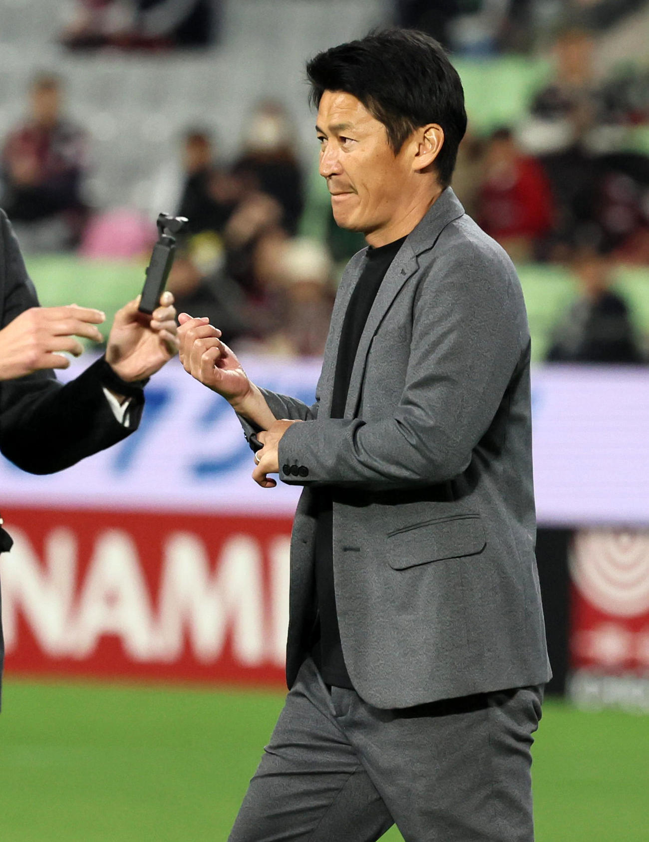 神戸対川崎F　川崎Fに勝利しサポーターにあいさつを行った神戸の吉田監督（撮影・加藤哉）