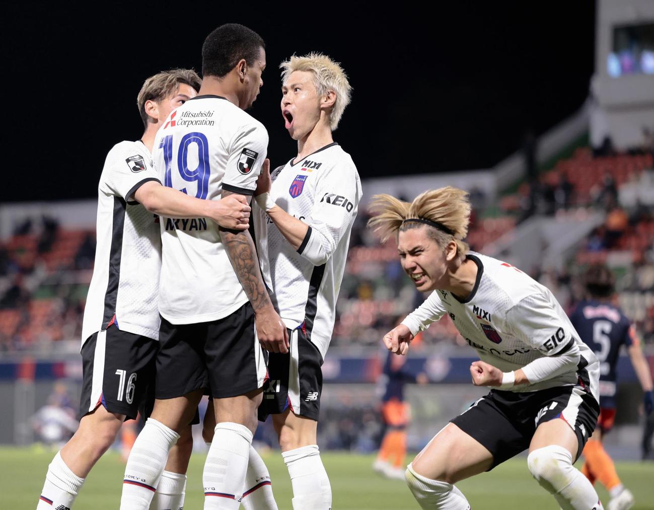 大宮対FC東京　延長前半、自身2点目のゴールを決めたヒアンを祝福するFC東京・橋本（右から2人目）ら（共同）
